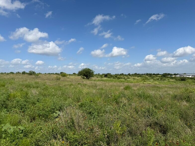 More Photos Of 13745 IH 35 Service Road, Jarrell Land For Sale