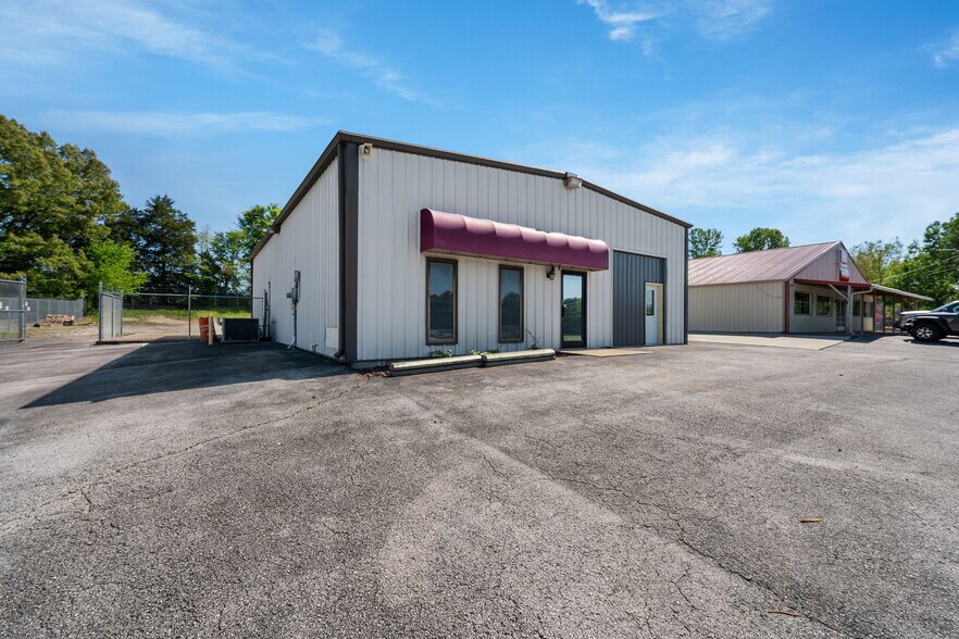 More Photos Of 505 Industrial Dr, Glasgow Flex For Sale