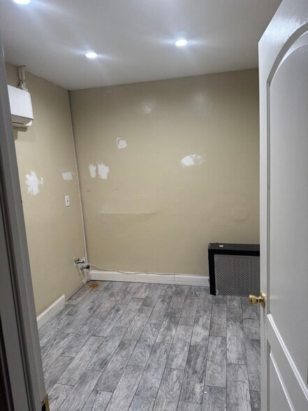 More Photos Of 3107 37th St, Astoria General Retail For Lease
