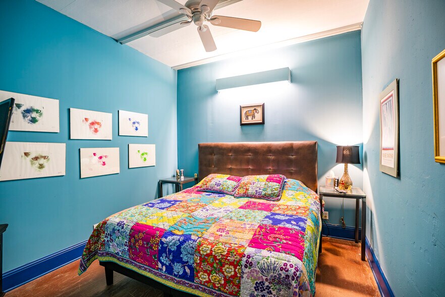 More Photos Of 2005 Wall St, Dallas Showroom For Lease