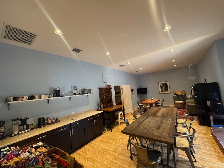 More Photos Of 2415 N Albany Ave, Tampa Flex For Lease