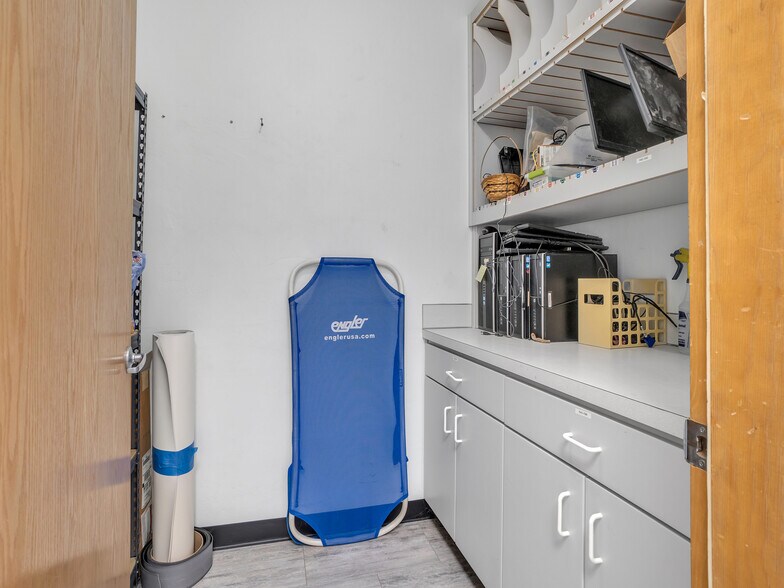 More Photos Of 711 W Main St, Sheridan Veterinarian Kennel For Sale