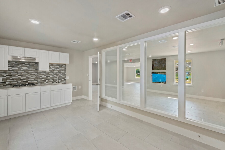 More Photos Of 15605 Woodforest Blvd, Channelview Office For Lease