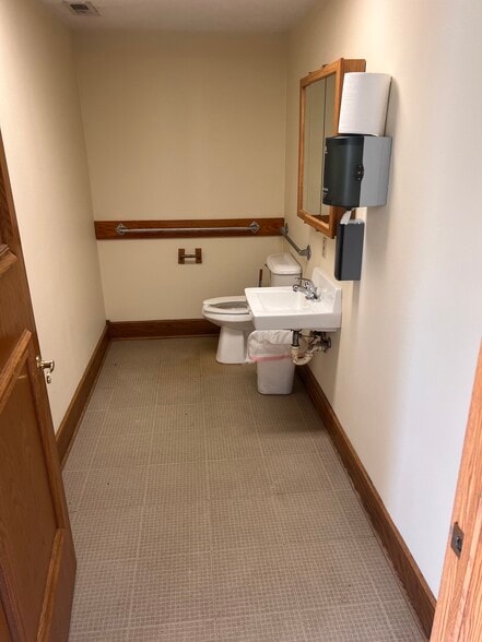 More Photos Of 804 SE 30th St, Des Moines Warehouse For Lease