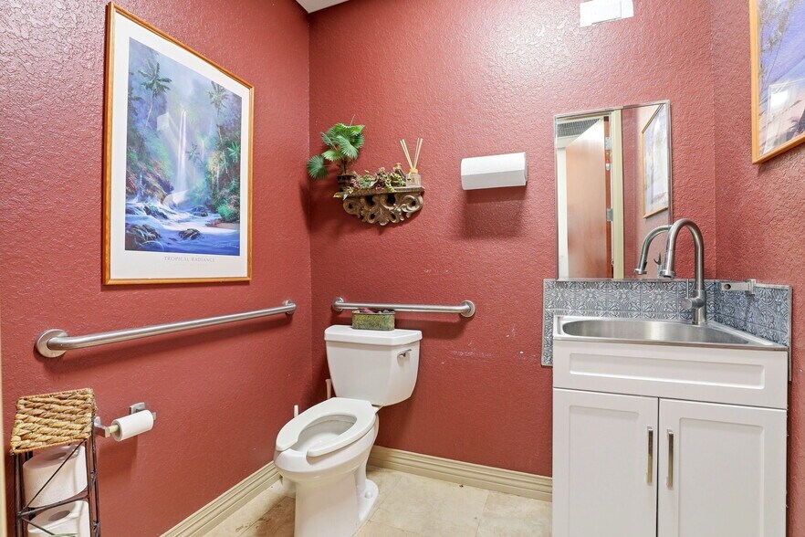 More Photos Of 6881 Kingspointe Pky, Orlando Flex For Sale