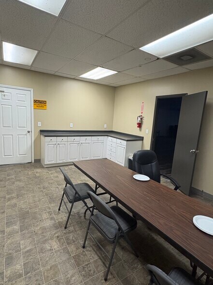 More Photos Of 4106-4112 S Commerce Dr, Murray Light Manufacturing For Lease