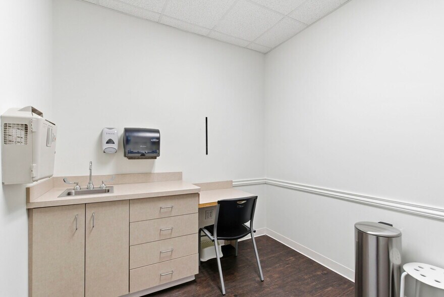 More Photos Of 5540-5550 N Farmer Branch Rd, Ozark General Retail For Lease