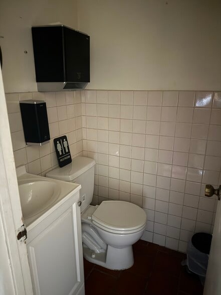 More Photos Of 6018 W Glendale Ave, Glendale General Retail For Sale