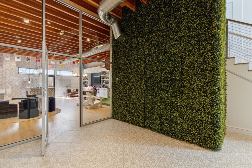 More Photos Of 4763 Algiers St, Dallas Loft Creative Space For Sale