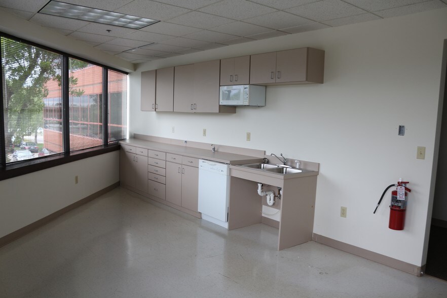 More Photos Of 3201 W White Oaks Dr, Springfield Office For Sale