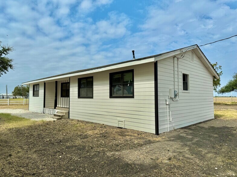 More Photos Of 5821 Limmer Loop, Hutto Warehouse For Lease