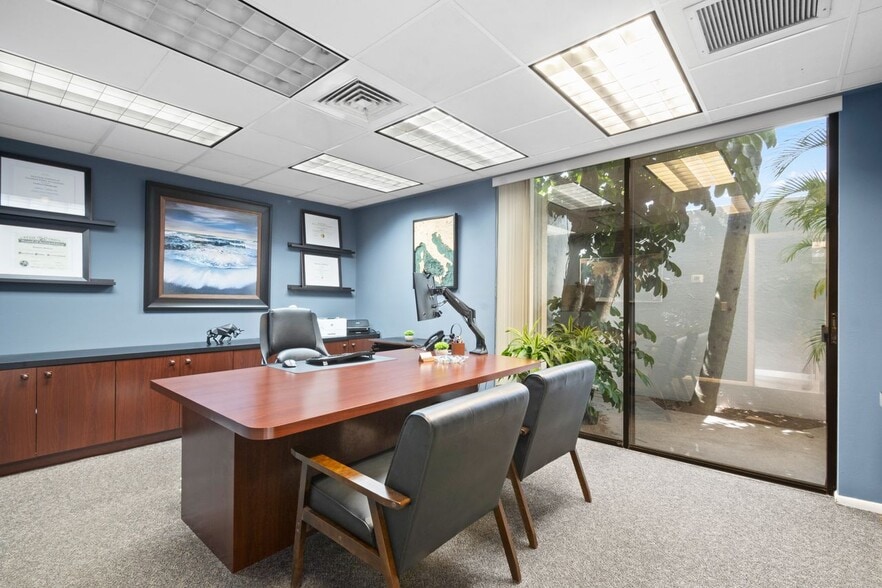 More Photos Of 2501 S Tamiami Trl, Sarasota Office For Sale