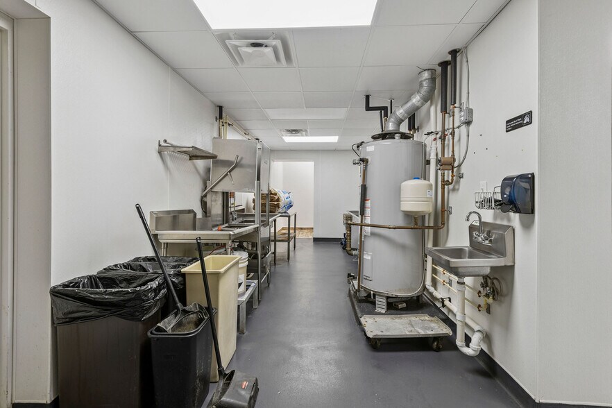 More Photos Of 102 N Rogers St, Aberdeen Restaurant For Sale