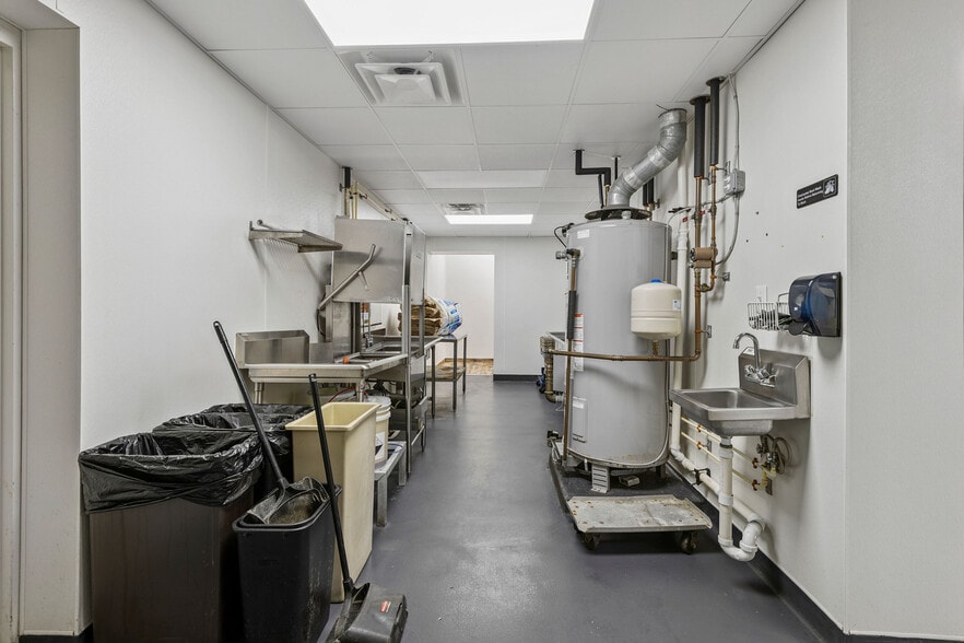 More Photos Of 102 N Rogers St, Aberdeen Restaurant For Sale