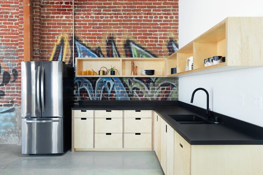 More Photos Of 718-726 Mateo St, Los Angeles Storefront Retail Office For Lease