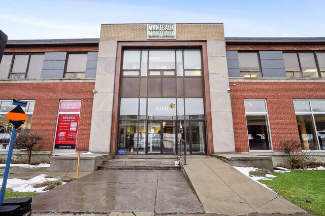 More Photos Of 4360 Ch de la Côte-de-Liesse, Mt Royal Showroom For Lease