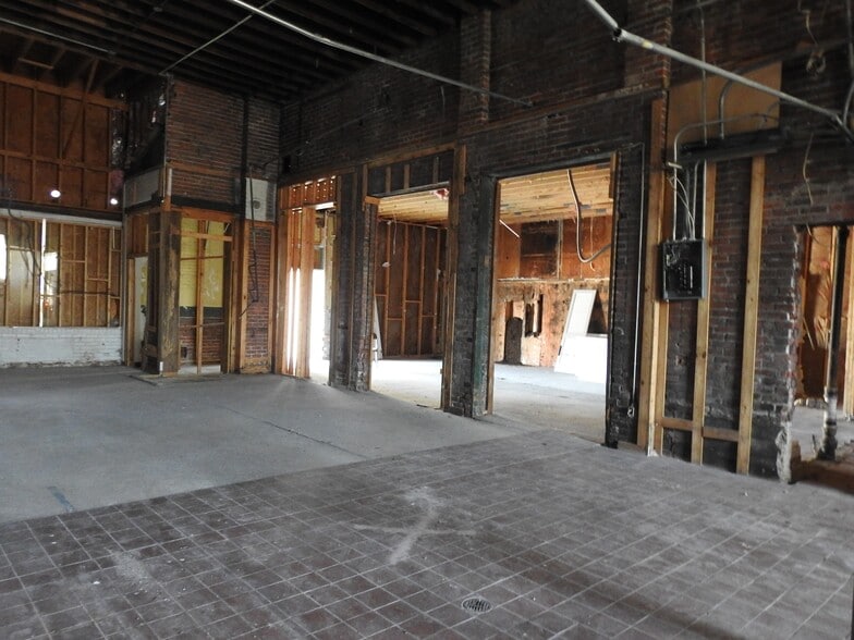 More Photos Of 628 Meridian St N, Huntsville Freestanding For Lease
