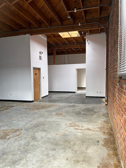 More Photos Of 300-302 4th St, Oakland Showroom For Lease