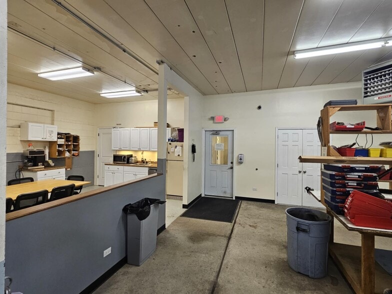 More Photos Of 8107 Ridgeway Ave, Skokie Warehouse For Sale
