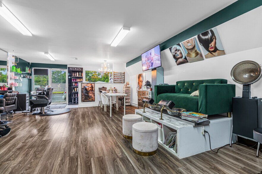 More Photos Of 600-606 Ch De Saint-Jean, La Prairie General Retail For Sale