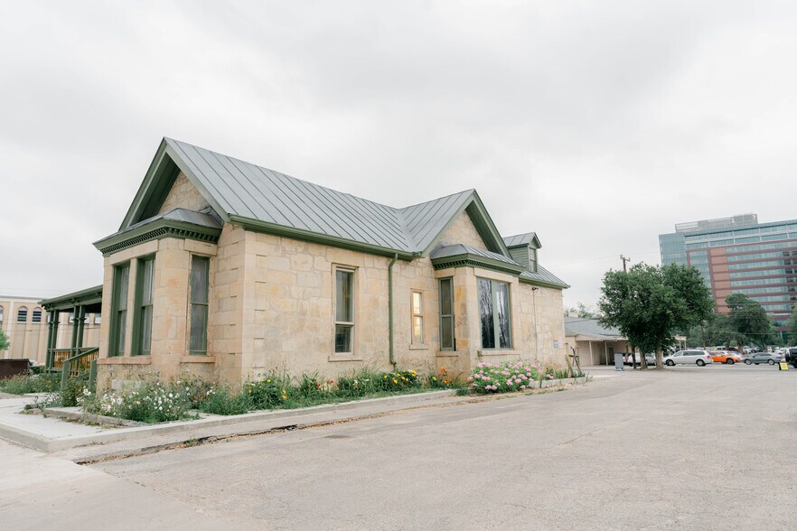 More Photos Of 814 Augusta St, San Antonio Restaurant For Sale