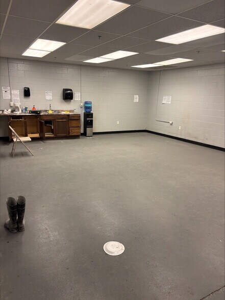 More Photos Of 200 Park Ave, Newberry Warehouse For Lease