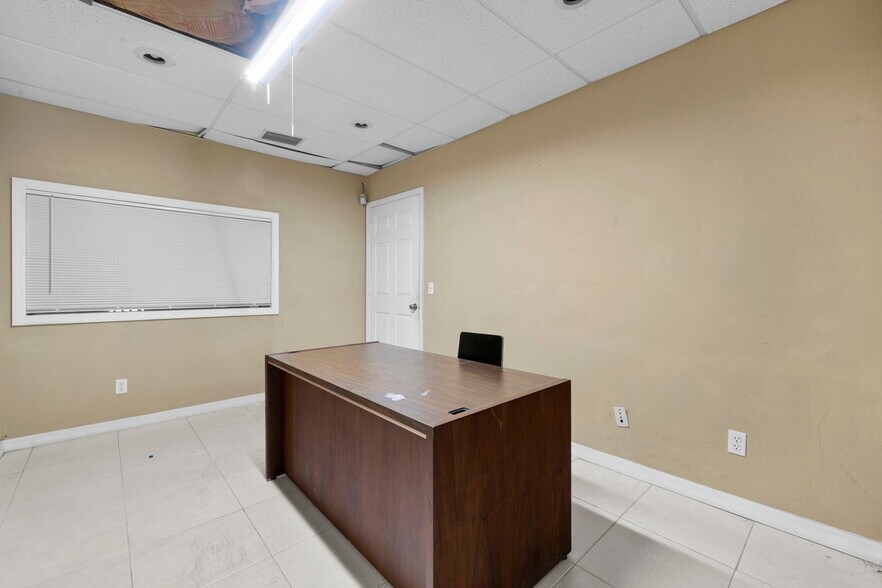 More Photos Of 12165 Metro Pky, Fort Myers Light Manufacturing For Lease