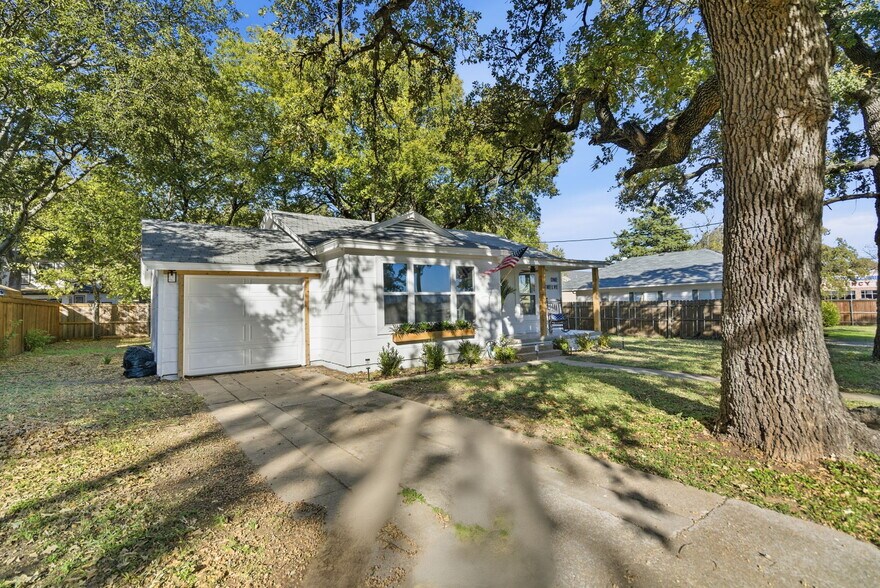 More Photos Of 112 W Akard St, Weatherford Flex For Sale