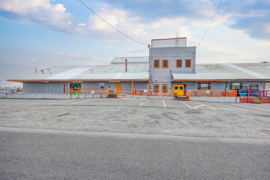 Primary Photo Of 206 N Benton St, Kennewick Warehouse For Lease