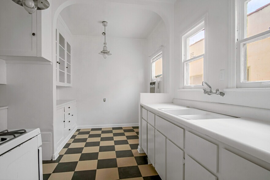 More Photos Of 712 S Stanley Ave, Los Angeles Apartments For Sale