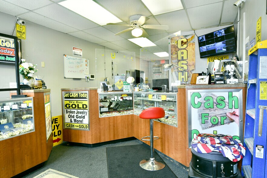 More Photos Of 12-14 N Main St, Hubbard Storefront Retail Residential For Sale