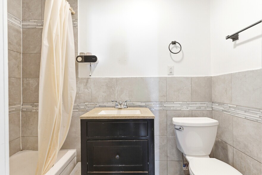 More Photos Of 204 Parkhurst St, Newark Apartments For Sale