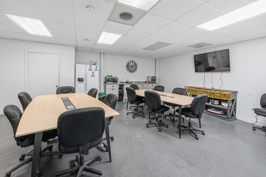 More Photos Of 335 SE Jackson St, Redmond Warehouse For Lease