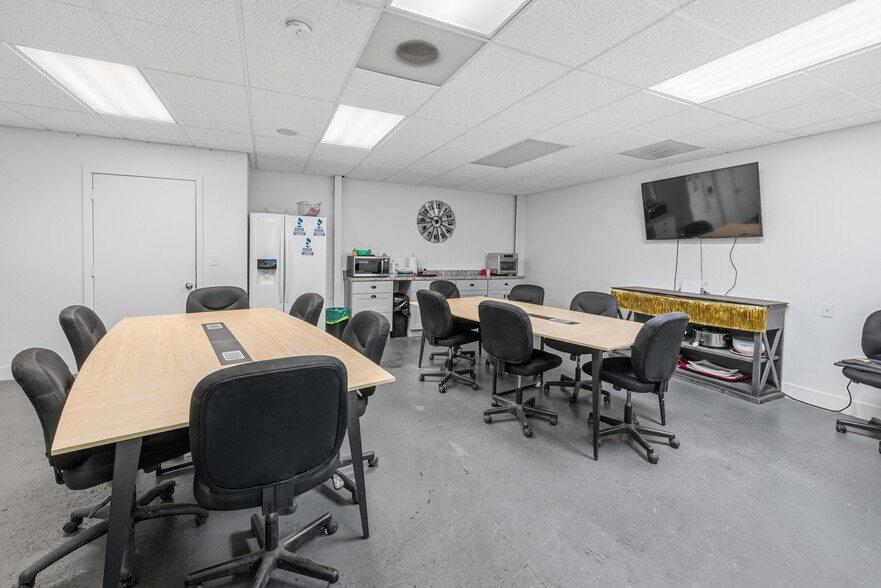 More Photos Of 335 SE Jackson St, Redmond Warehouse For Sale