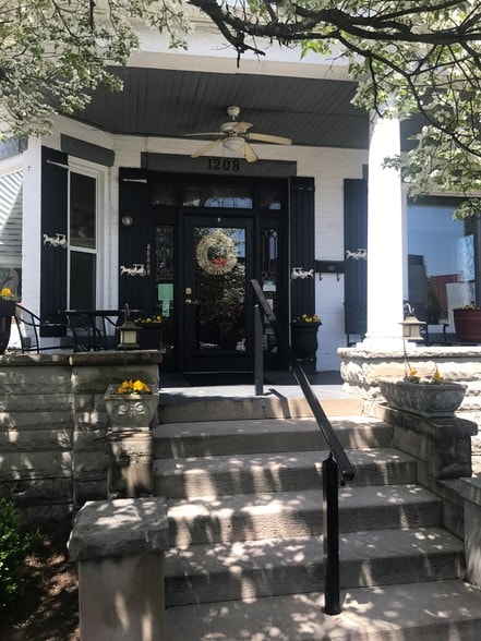 More Photos Of 1208 6th Ave, Huntington Restaurant For Sale