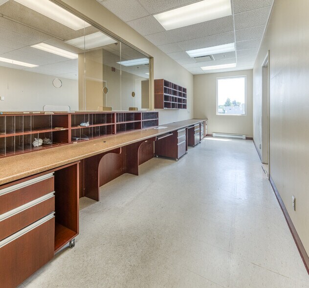 More Photos Of 1018 Rue De La Prairie, Lévis Drugstore For Lease