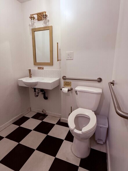 More Photos Of 1715 Mariposa Ave, Los Angeles Freestanding For Lease