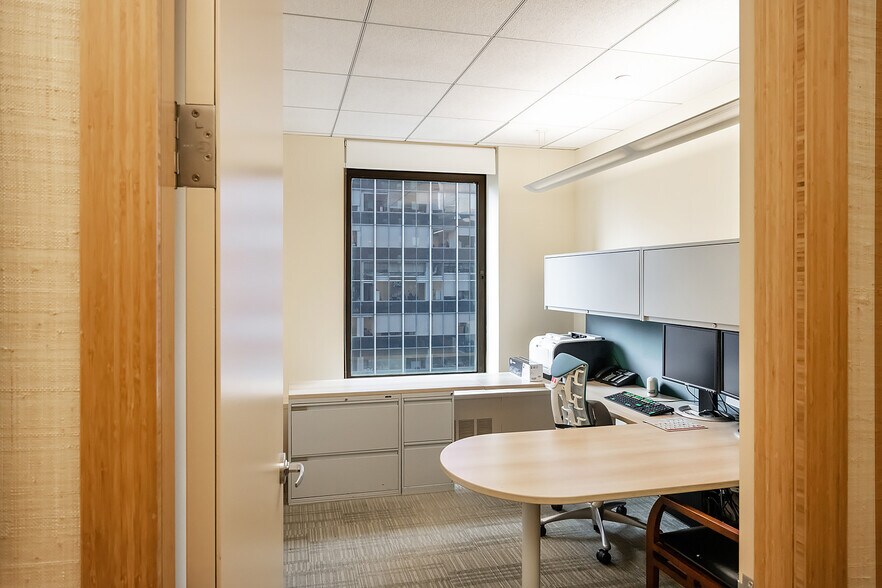 More Photos Of 633 Third Ave, New York Office For Sale