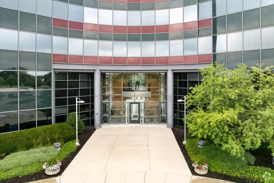 More Photos Of 8910 Purdue Rd, Indianapolis Office For Sale
