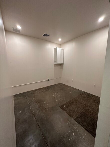 More Photos Of 2045 Lauwiliwili St, Kapolei Warehouse For Lease