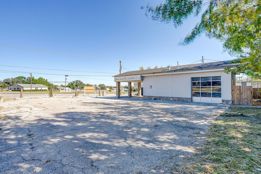 More Photos Of 5715 Azle Ave, Fort Worth Storefront Retail Office For Lease