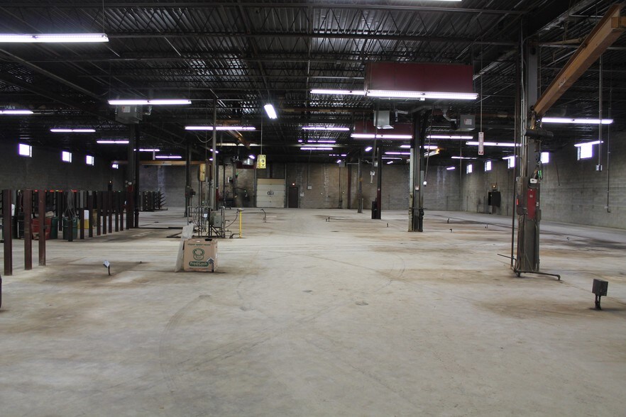 More Photos Of 11133 W Rogers St, Milwaukee Manufacturing For Lease