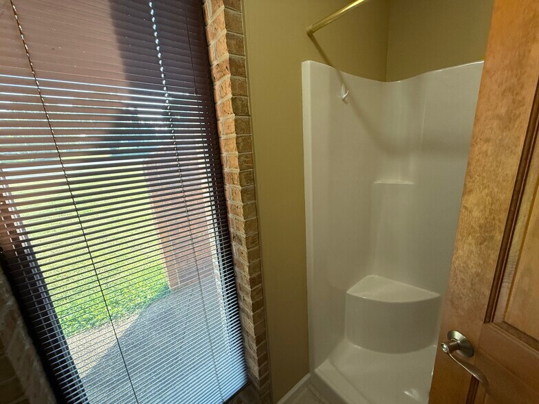 More Photos Of 508 Scarboro Ln, Oak Ridge Office For Sale