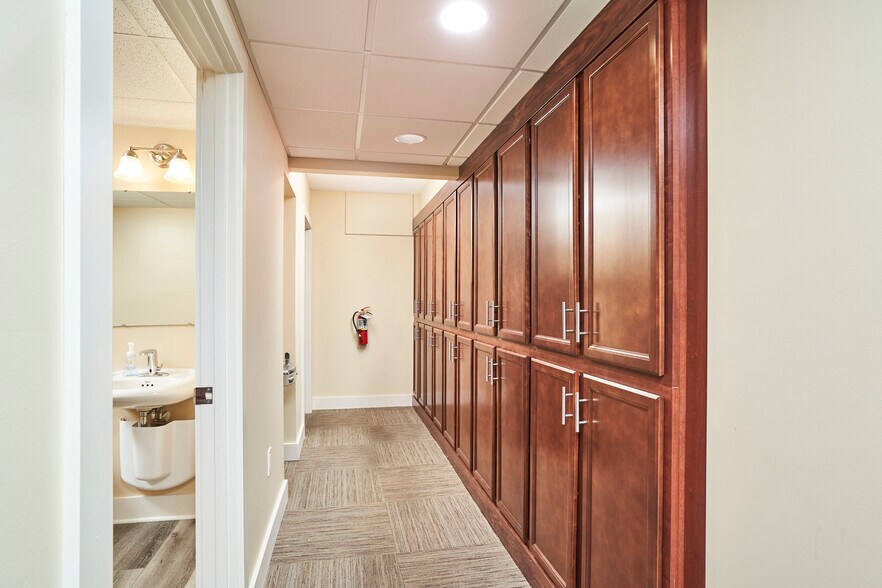 More Photos Of 799 White Pond Dr, Akron Office For Lease