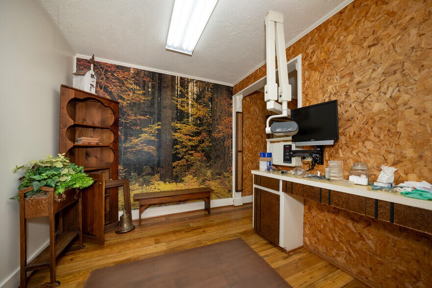 More Photos Of 519 E Goliad Ave, Crockett Storefront For Sale