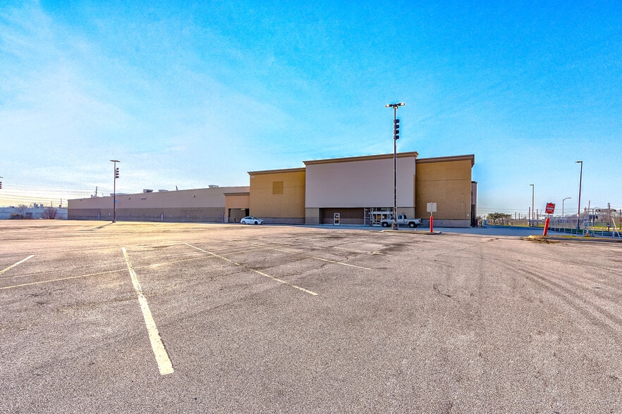 More Photos Of 1615 South Loop W, Houston Warehouse For Lease