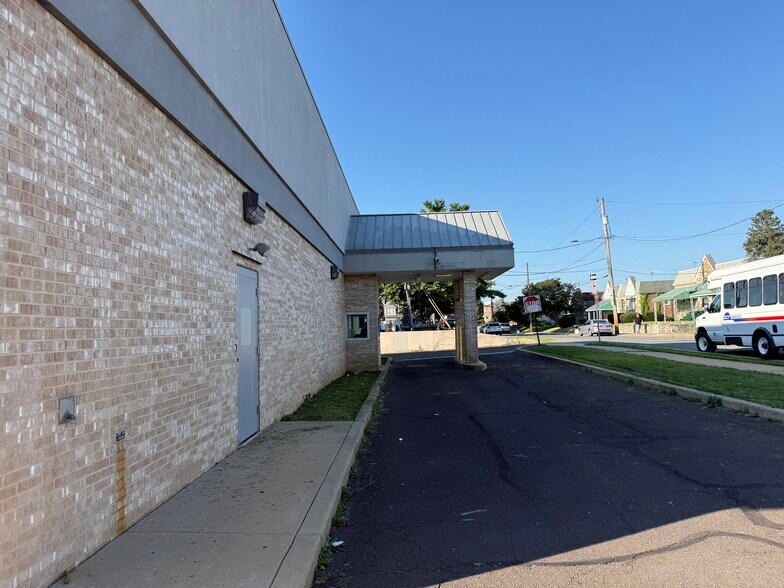 More Photos Of 8130 Roosevelt Blvd, Philadelphia Drugstore For Sale