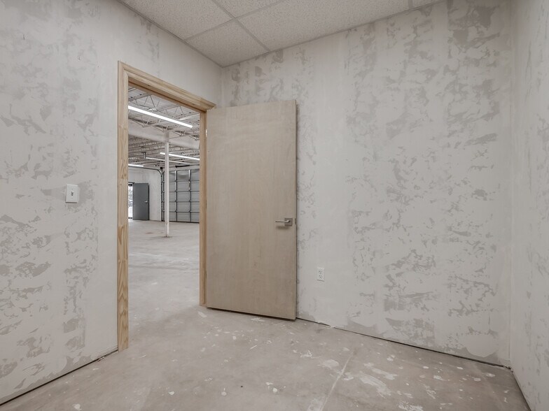 More Photos Of 4403-4411 SW 3rd St, Oklahoma City Showroom For Lease