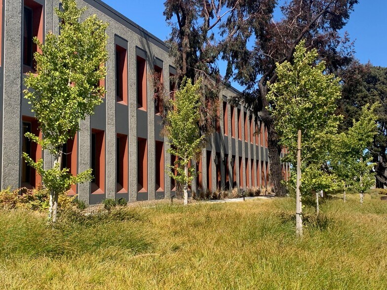 More Photos Of 453-467 Forbes Blvd, South San Francisco Light Manufacturing For Lease