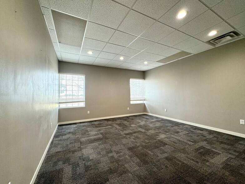 More Photos Of 5308 Parklane Dr, Kearney Serviced Offices For Sale
